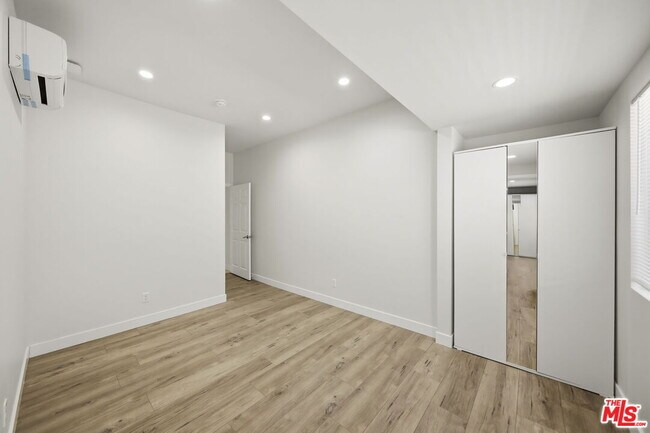 Building Photo - 2910 S Budlong Ave