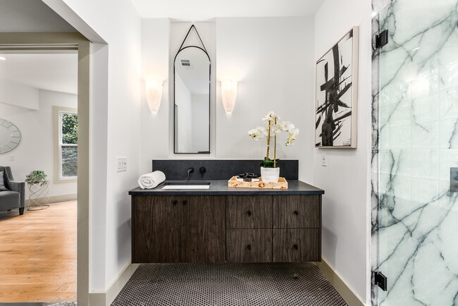 Building Photo - 335 Eureka Dr NE