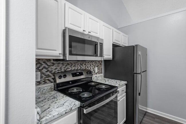 Building Photo - Beautiful 3 bedroom HOME