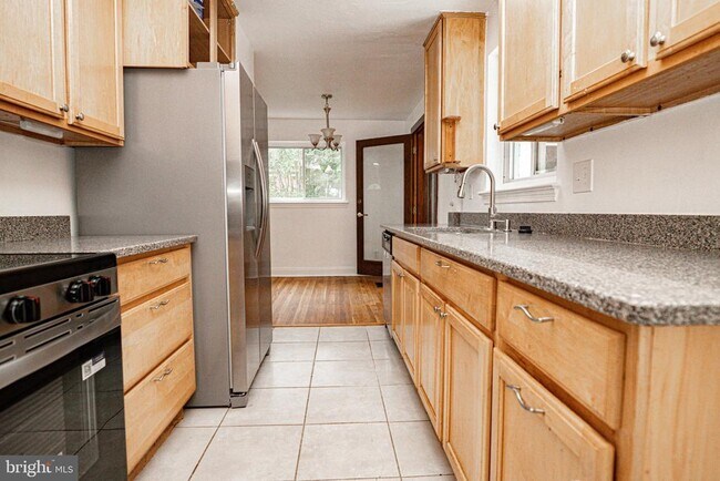 Building Photo - 3242 Holly Hill Dr