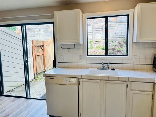 Building Photo - *$1,000 off second full month of rent!* Wonderful Wilsonville Townhouse