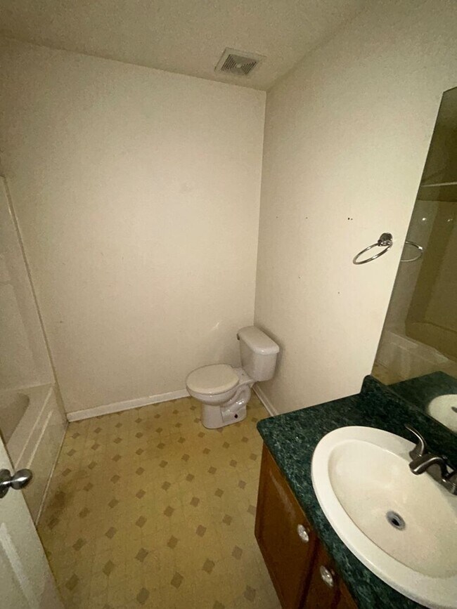 Building Photo - 9 Evan Ct