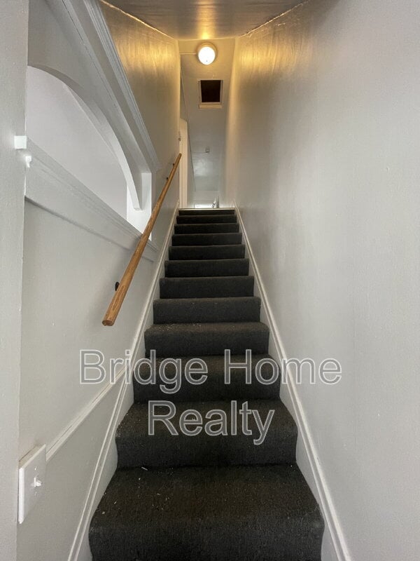 Building Photo - 136 S Spring Ave