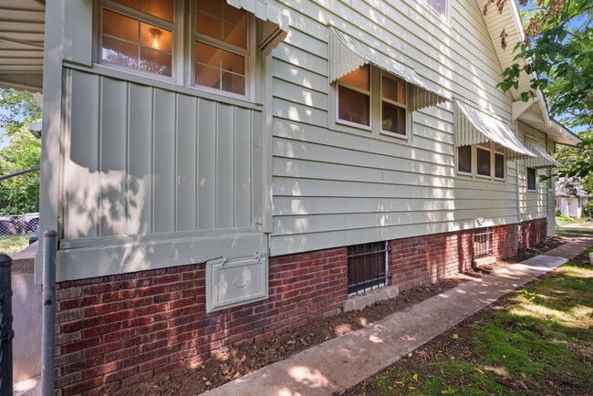 Building Photo - 631 SW Lindenwood Ave
