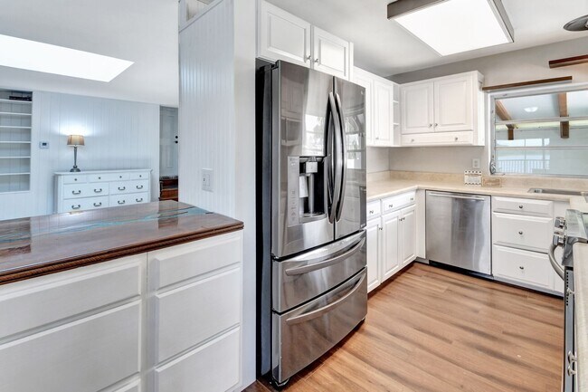 Building Photo - Bluelake Unit 3