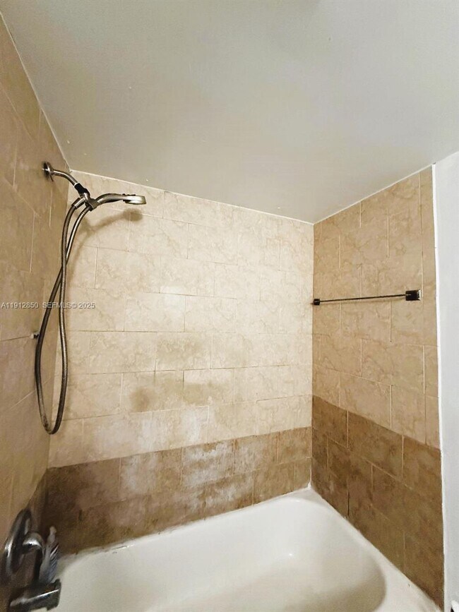 Building Photo - 1401 NE 191st St