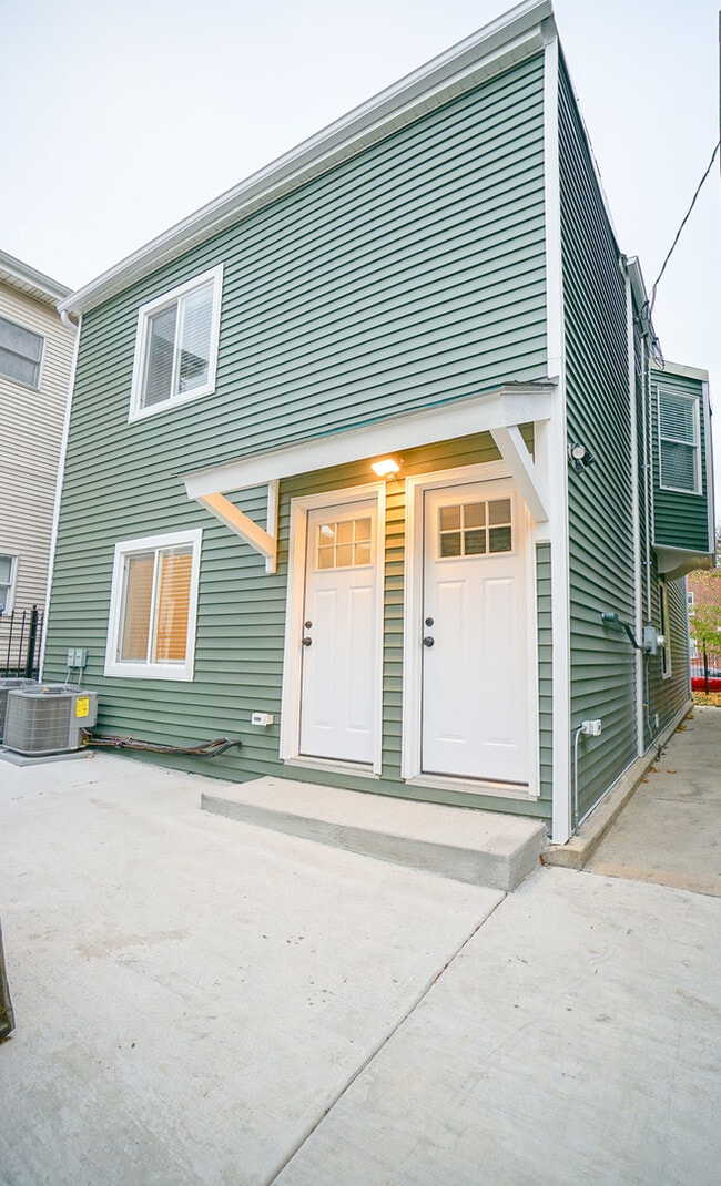 Building Photo - 3703 W Palmer St