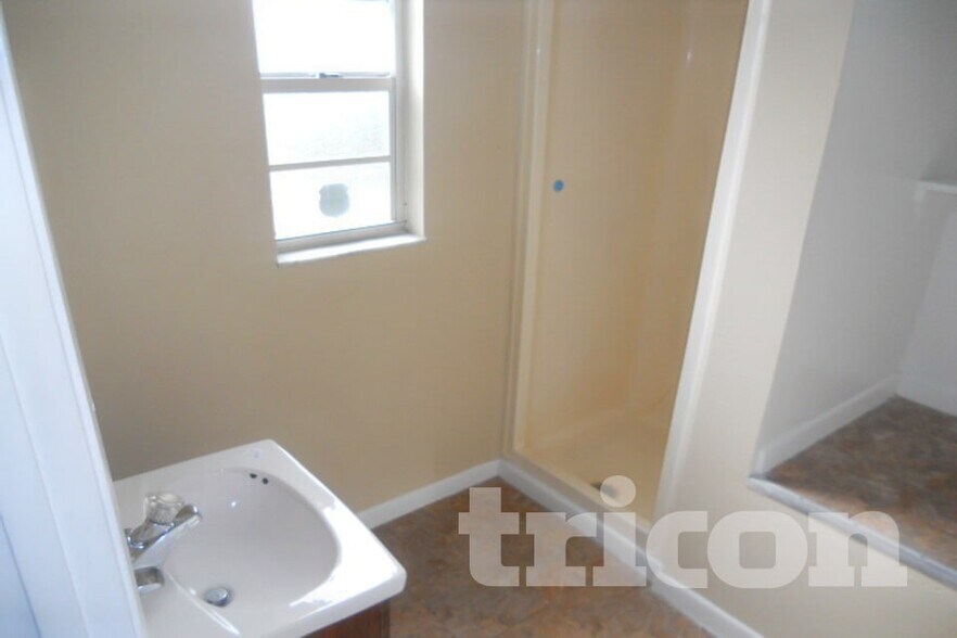 Building Photo - 2713 Greenfield Ave