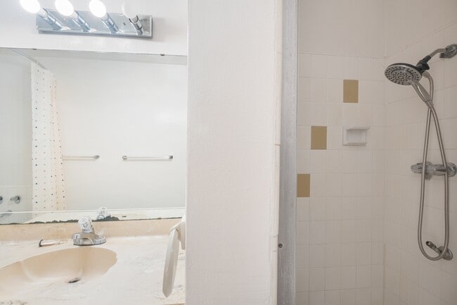 Building Photo - 5600 Kensington Way