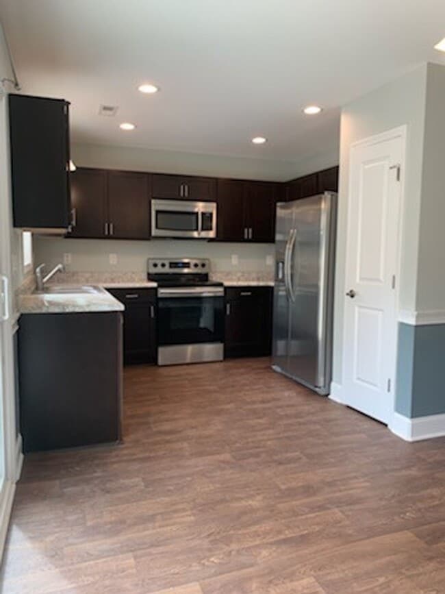 Building Photo - Townhome in Desirable Croatan Crossing Sub...