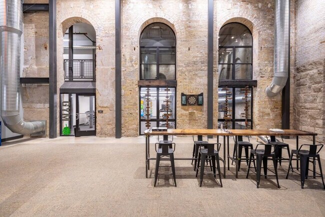 Building Photo - 1009 W Juneau Ave