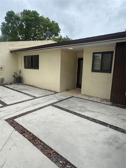 Building Photo - 13932 Kendale Lakes Dr