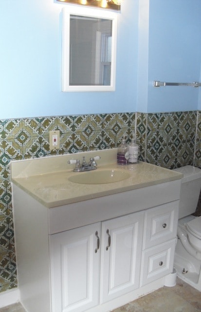 BATHROOM 1 - 886 Storer Ave