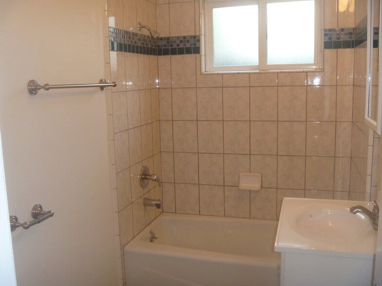 Building Photo - 808 Garnet St