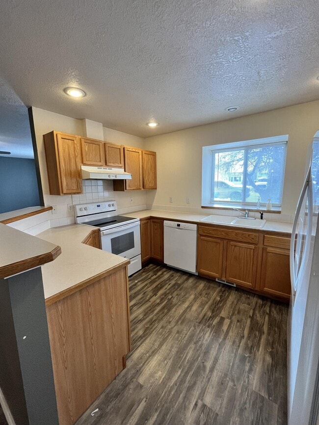 Building Photo - 950 Gregory Ln