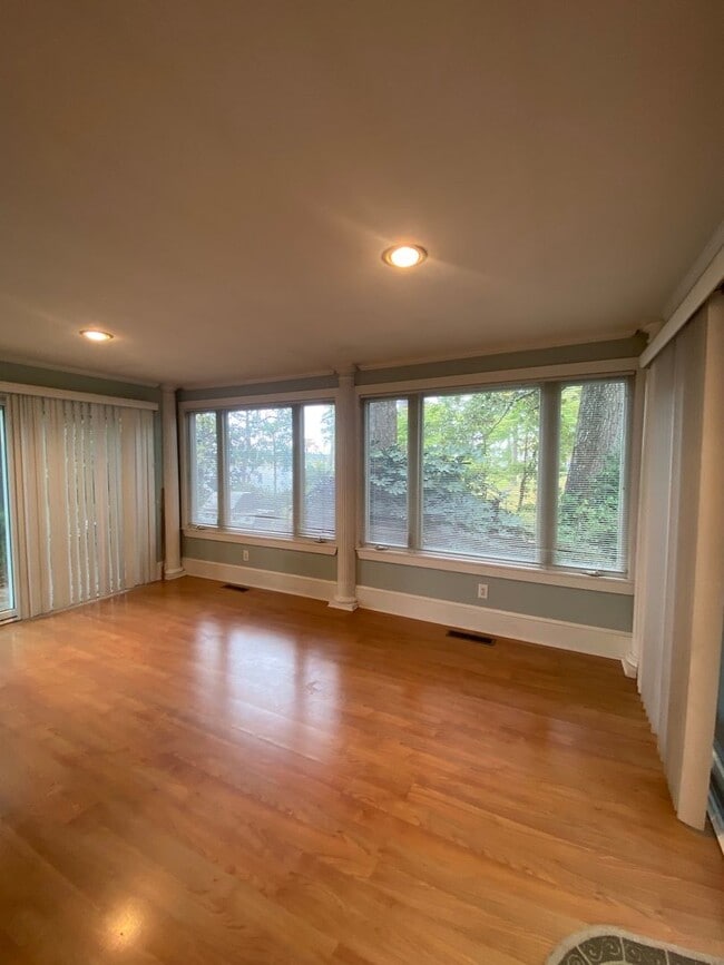 Building Photo - Beautiful 3 BR/2.5 BA Waterfront Home on Trent River!