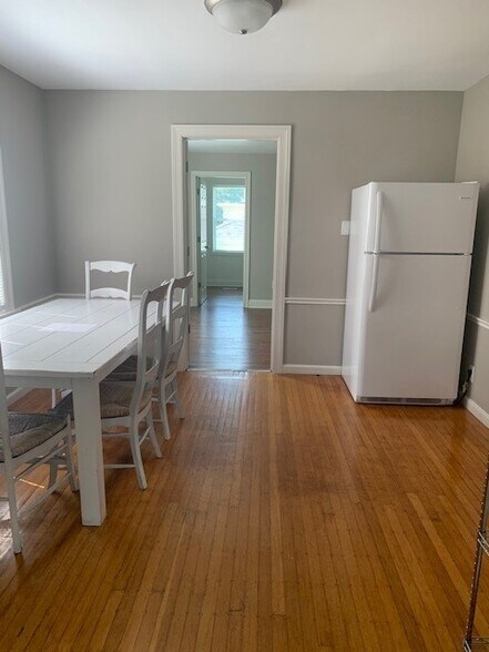 Building Photo - 641 W 44th St