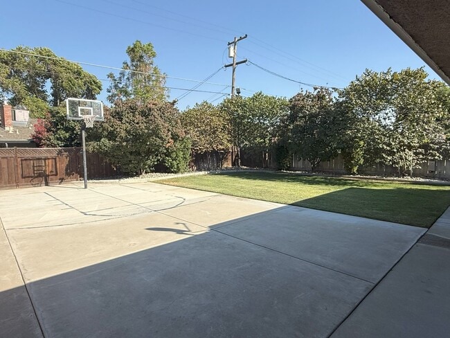 Building Photo - Beautiful Southside Los Banos Rental
