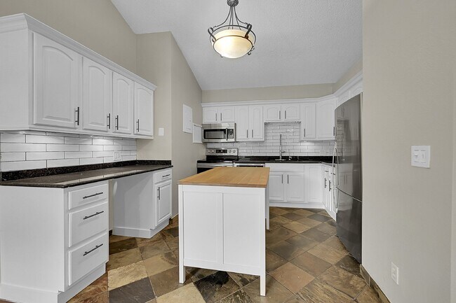 Building Photo - $1,750 - 2-Bed /1 bath Condo with Cozy Fir...