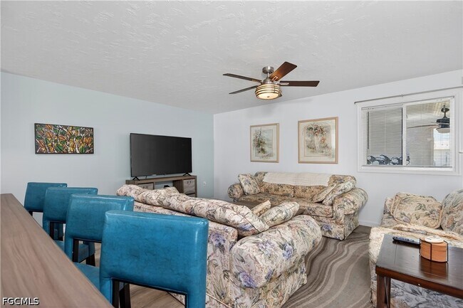 Building Photo - 3864 Royal Palm Dr