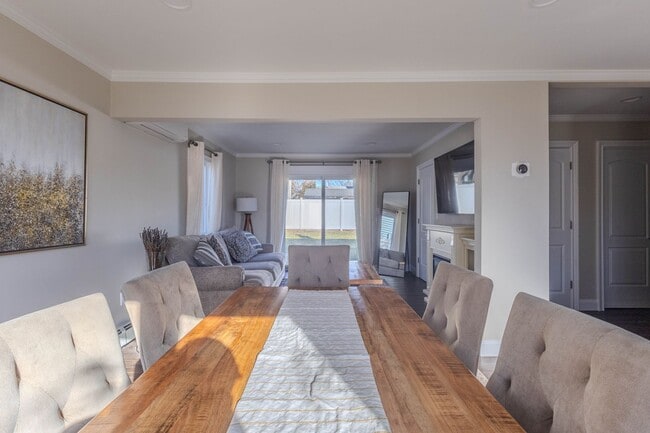 Building Photo - Immaculate 3 bedroom 1 Bathroom - Full House