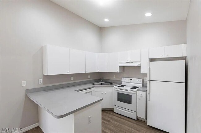Building Photo - 2130 NE 8th Pl