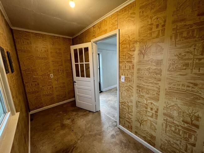 Building Photo - Cozy 3 Bedroom, 1 1/2 Bathroom Near Downto...