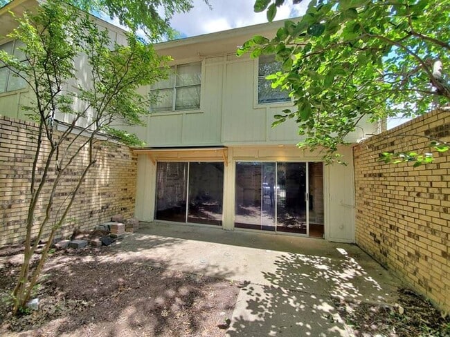 Building Photo - Townhome in Richardson ISD!!