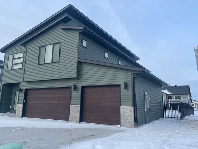 Building Photo - 4-bedroom, 3-bathroom South Fargo Single-F...