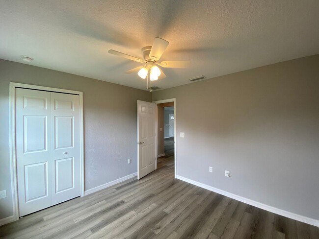 Building Photo - Desirable SW Ocala Neighborhood 3/2/2 - No Carpet- **WON'T LAST**