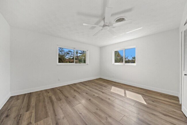 Building Photo - 2416 N W Everglades Blvd