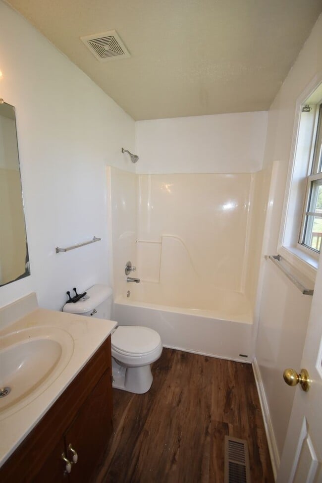 Building Photo - 3 Bedroom Home For Rent Near Post!