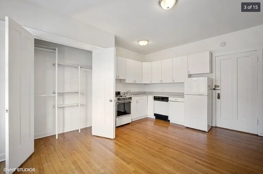 Building Photo - 820 W Waveland Ave