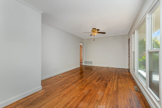 Building Photo - 4885 Oglethorpe Pl
