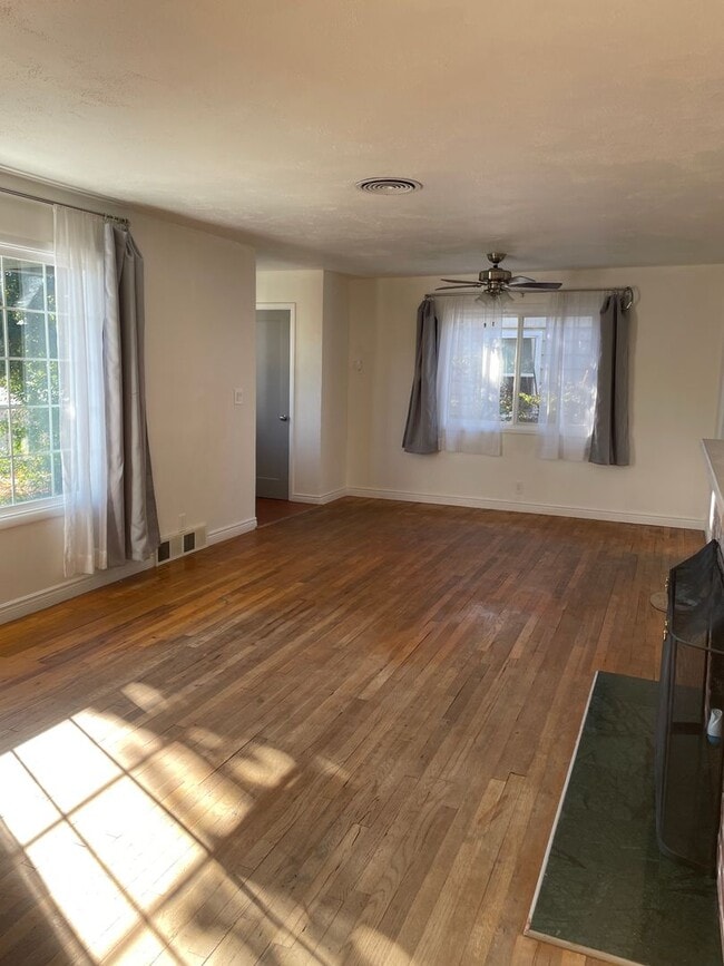 Building Photo - Updated 3 Bedroom 1 Bath home of Rent!! *P...