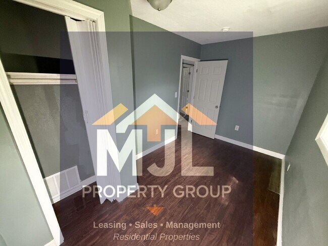 Building Photo - Spacious 3 Bedroom / 1 Bath Apartment in Sugar Creek *Ready Now*