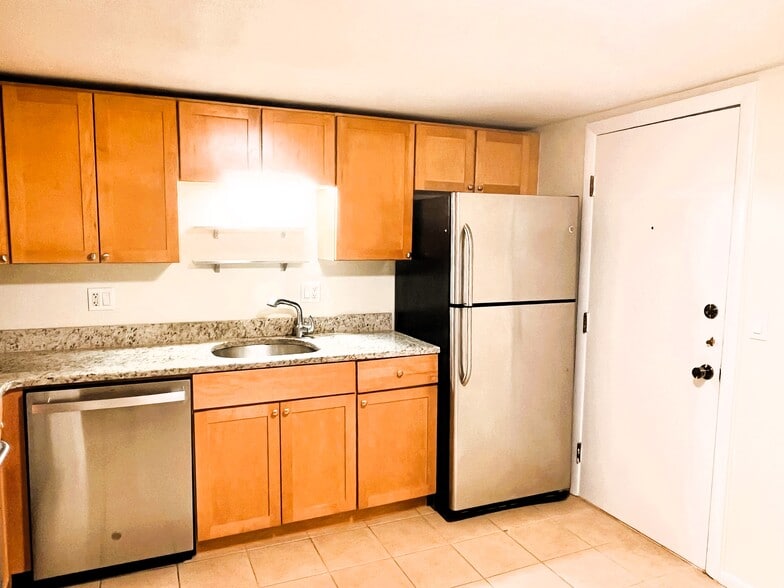 Building Photo - 870 Haverhill St