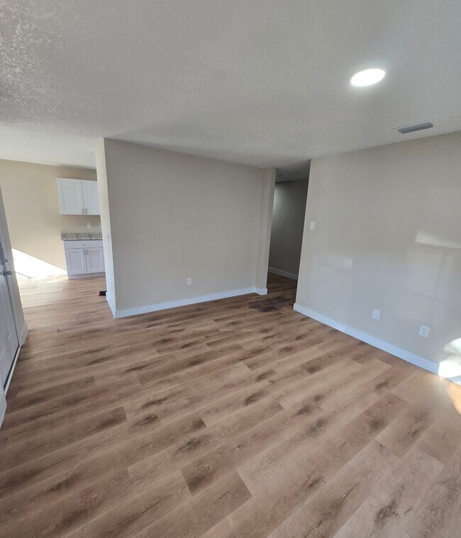 Building Photo - Charming and Newly Renovated 3BR 2BA Home in Jacksonville