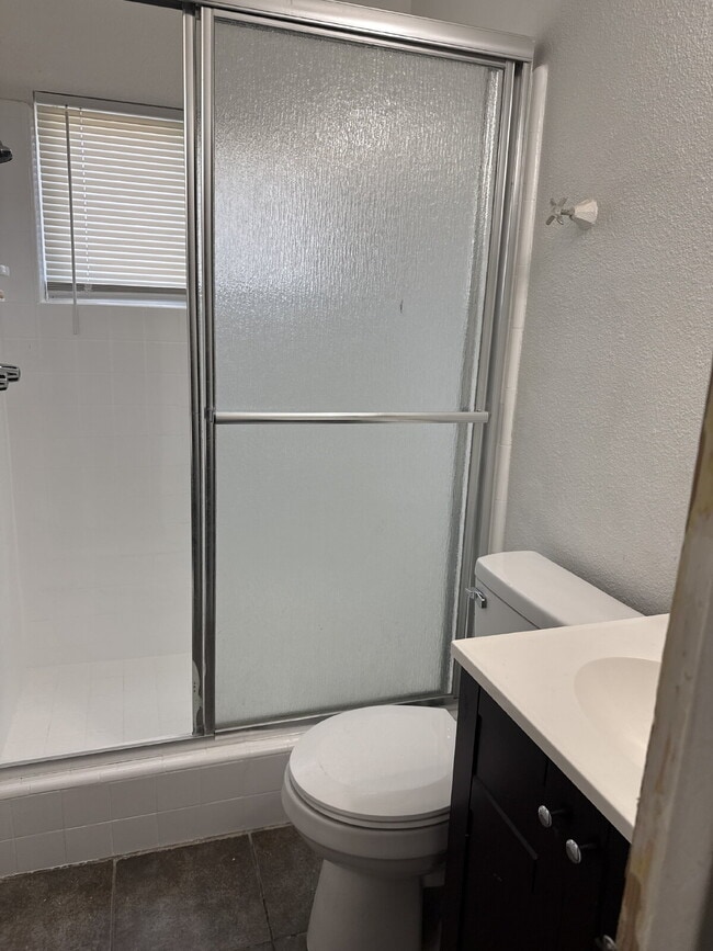 Building Photo - Don't miss out on this beautiful and spacious home!  Large back yard with detached workshop!