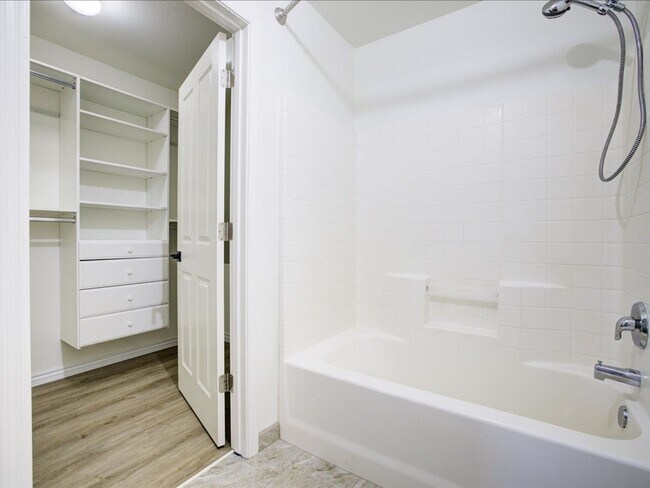 Building Photo - ** WOW $500.00 OFF FIRST FULL MONTHS RENT ...