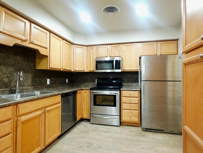 Building Photo - Beautiful 3 Bedroom Home With A Huge Bonus...