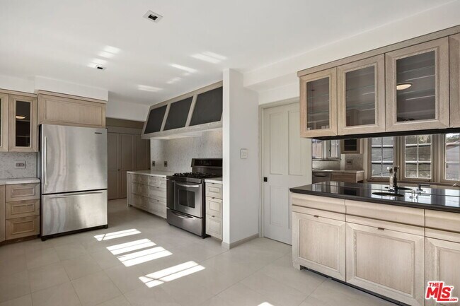 Building Photo - 450 Smithwood Dr