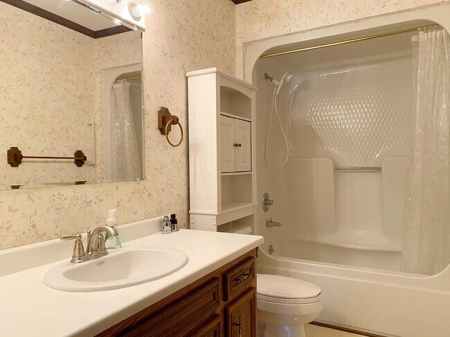 Building Photo - 600 Garrison Rd