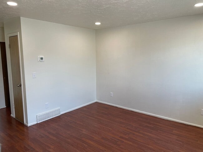 Building Photo - 2 Bedroom, 1.5 Bathroom Twin Home in West ...