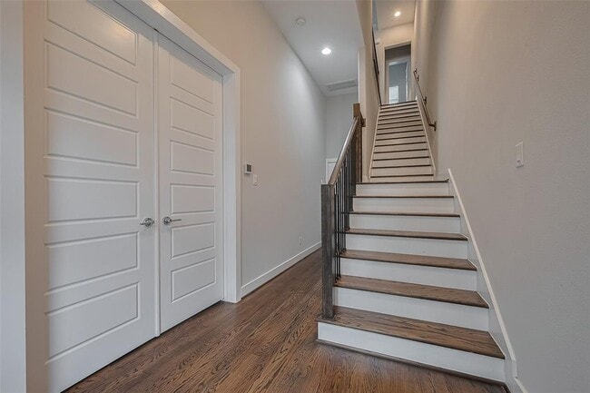 Building Photo - 5837 E Post Oak Ln