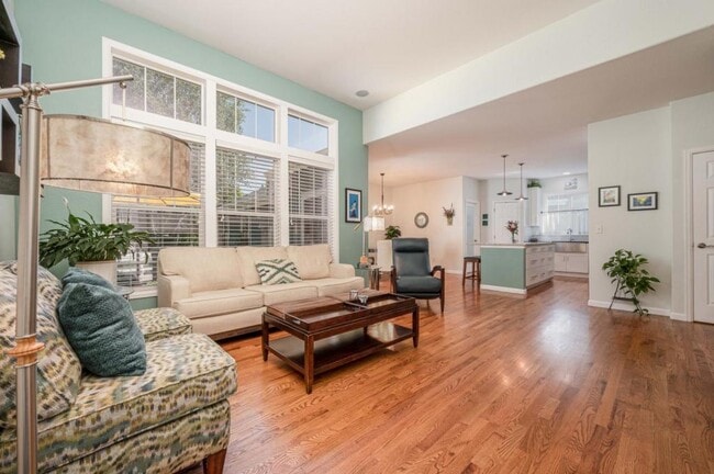 Building Photo - 4220 Ravenna Pl