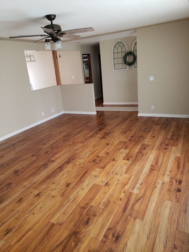 Building Photo - HORSE'S HORSE'S.....GREAT HOUSE WITH LOTS OF LAND AND A BARN