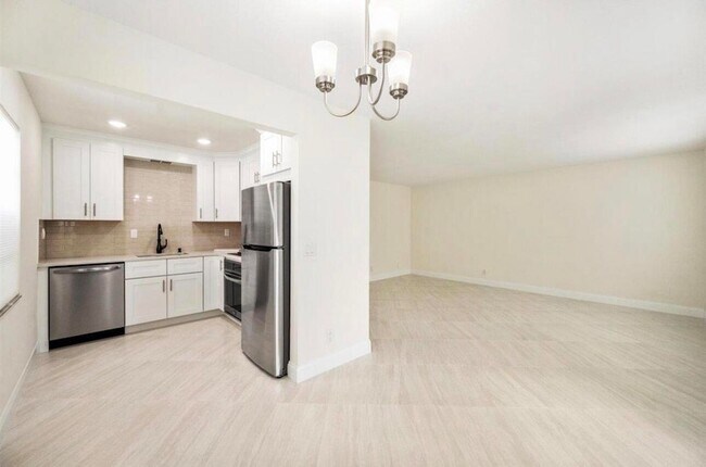 Building Photo - 401 Monaco Way