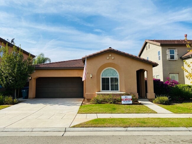 Building Photo - $2,250 International & Chestnut 3 Bed - N....