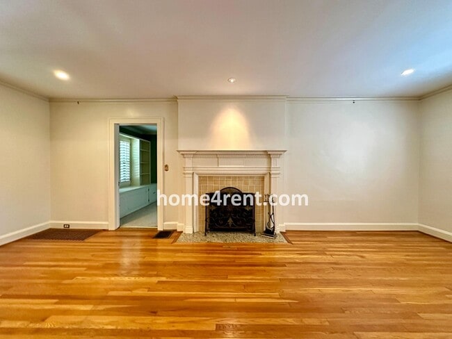 Building Photo - Charming Dutch Colonial in Brookside w/ an Updated Kitchen, Wood Floors, Fenced Yard and a Finish...